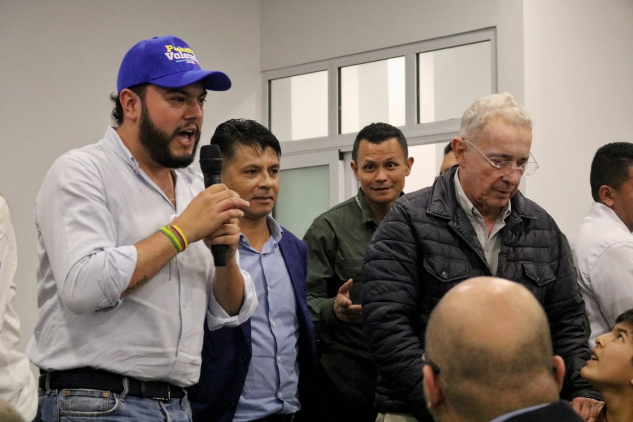 El expresidente Álvaro Uribe Vélez llegó a la ciudad de Popayán para respaldar públicamente la candidatura de la senadora Paloma Valencia, en el marco de la actual contienda electoral.
