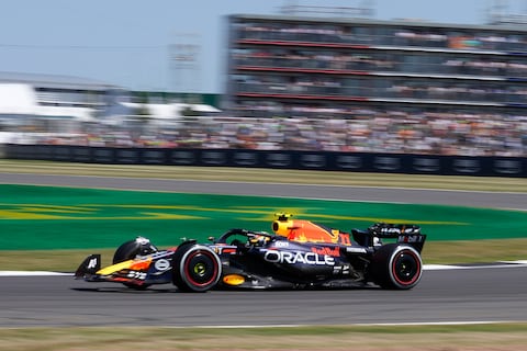 El piloto de Red Bull, Sergio Pérez, de México, conduce su automóvil durante la primera práctica libre en el Gran Premio de Fórmula 1 de Gran Bretaña en el circuito de Silverstone, Silverstone, Inglaterra, el viernes 7 de julio de 2023. (Foto AP/Luca Bruno)