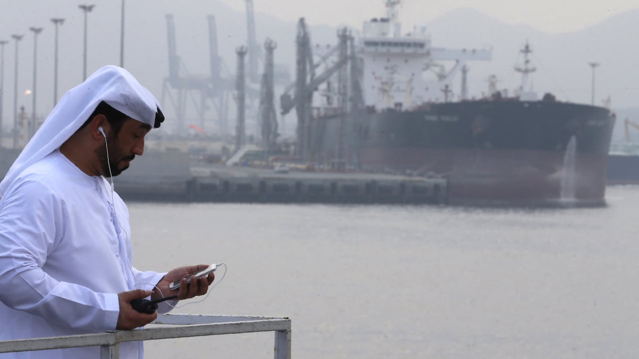 Un hombre emiratí se encuentra en la terminal petrolera de Fujairah durante la ceremonia de inauguración de un muelle para superpetroleros el 21 de septiembre de 2016. Los Emiratos Árabes Unidos se retirarán de los cárteles petroleros de la OPEP y la OPEP+ el 1 de mayo de 2026, según informaron los medios estatales el 28 de abril de 2026, calificándolo como una decisión estratégica del principal productor. (Foto de Karim Sahib / AFP)