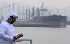 Un hombre emiratí se encuentra en la terminal petrolera de Fujairah durante la ceremonia de inauguración de un muelle para superpetroleros el 21 de septiembre de 2016. Los Emiratos Árabes Unidos se retirarán de los cárteles petroleros de la OPEP y la OPEP+ el 1 de mayo de 2026, según informaron los medios estatales el 28 de abril de 2026, calificándolo como una decisión estratégica del principal productor. (Foto de Karim Sahib / AFP)
