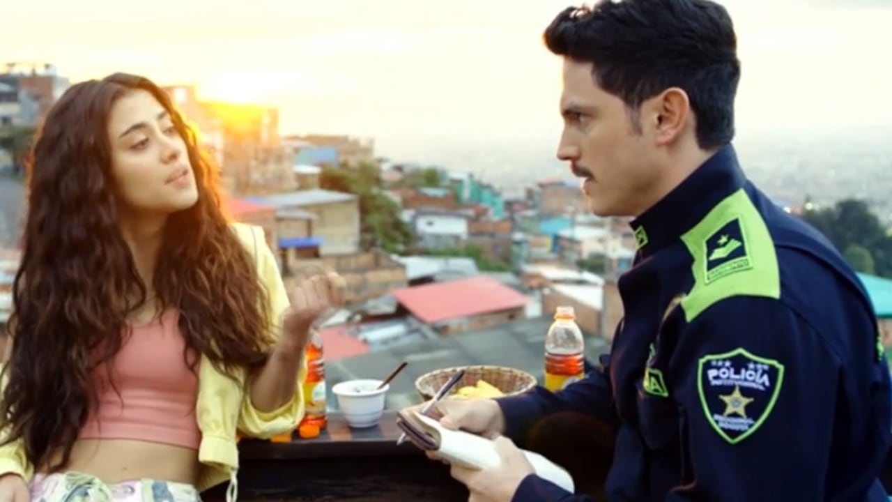 La actriz paisa Juanita Molina personifica a Romina y su gemela Laura, junto al actor David Palacio quien interpreta al agente Cristóbal Ruiz - Calidoso.