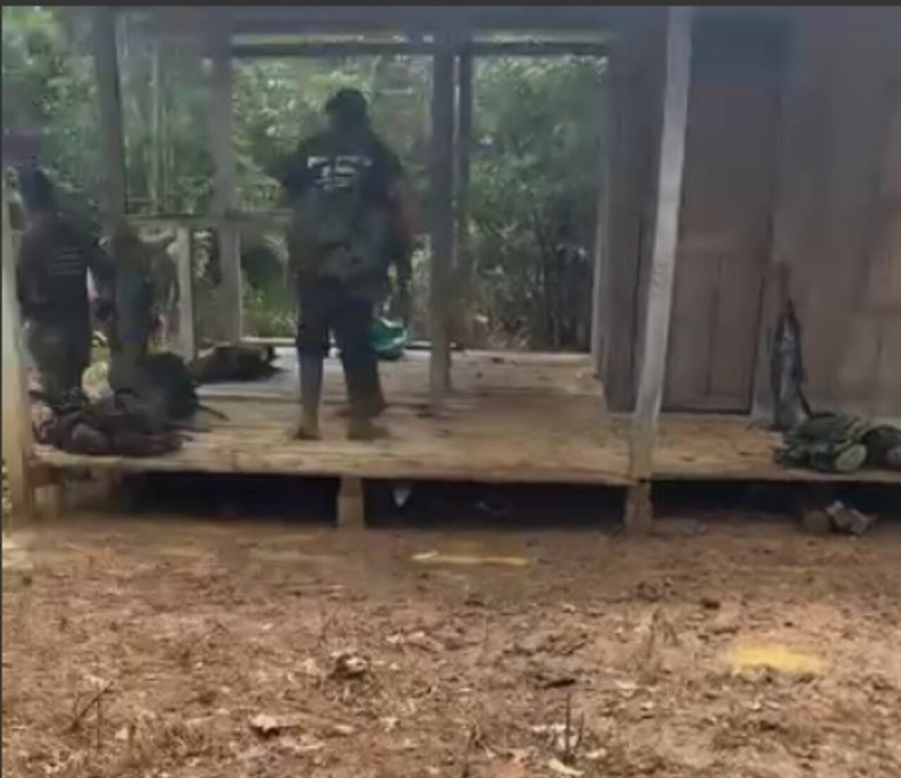 Los disidentes de alias Mordisco conquistan un campamento de alias Calarcá en el Guaviare. En ese momento encuentran cadáveres en la zona de sus advesarios, muestos en combates.