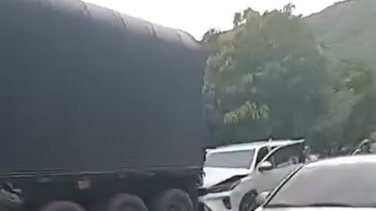 Vehículo del esquema de seguridad del gobernador Octavio Guzmán Gutiérrez resultó afectado tras un choque múltiple registrado durante un desplazamiento oficial.