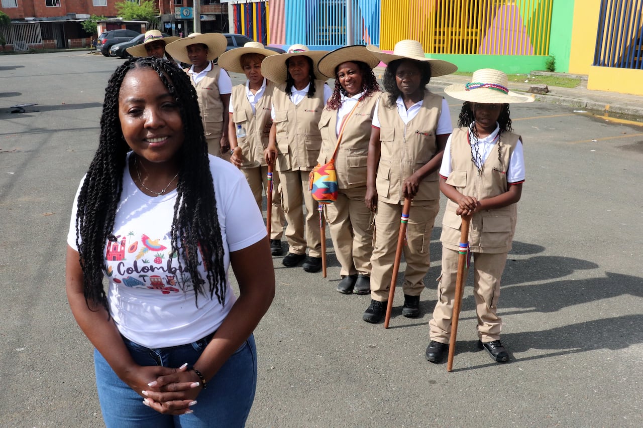Guardia Afro urbana en el barrio Vallegrande en el oriente de Cali distrito de Aguablanca