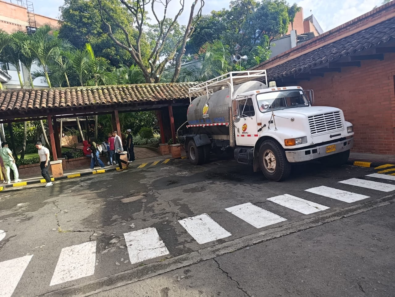 Emcali distribuye agua en carrotanques para atender a comunidades afectadas en el sur de Cali.