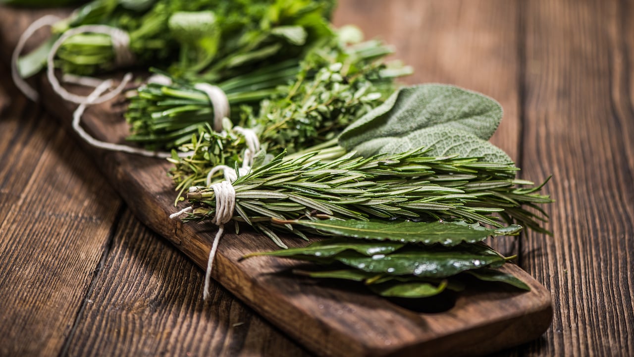 Para aquellos interesados en la sanación espiritual, el humo de la salvia blanca se erige como un medio para disipar las malas vibraciones y atraer energías positivas, según creencias arraigadas en prácticas culturales como la nativa americana.