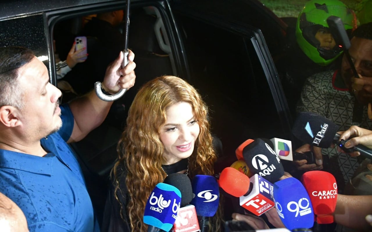 “Bienvenida, Shaki”, gritaban los fanáticos que acompañaron su arribo con tambores y pancartas frente a la terminal aérea de Palmira.