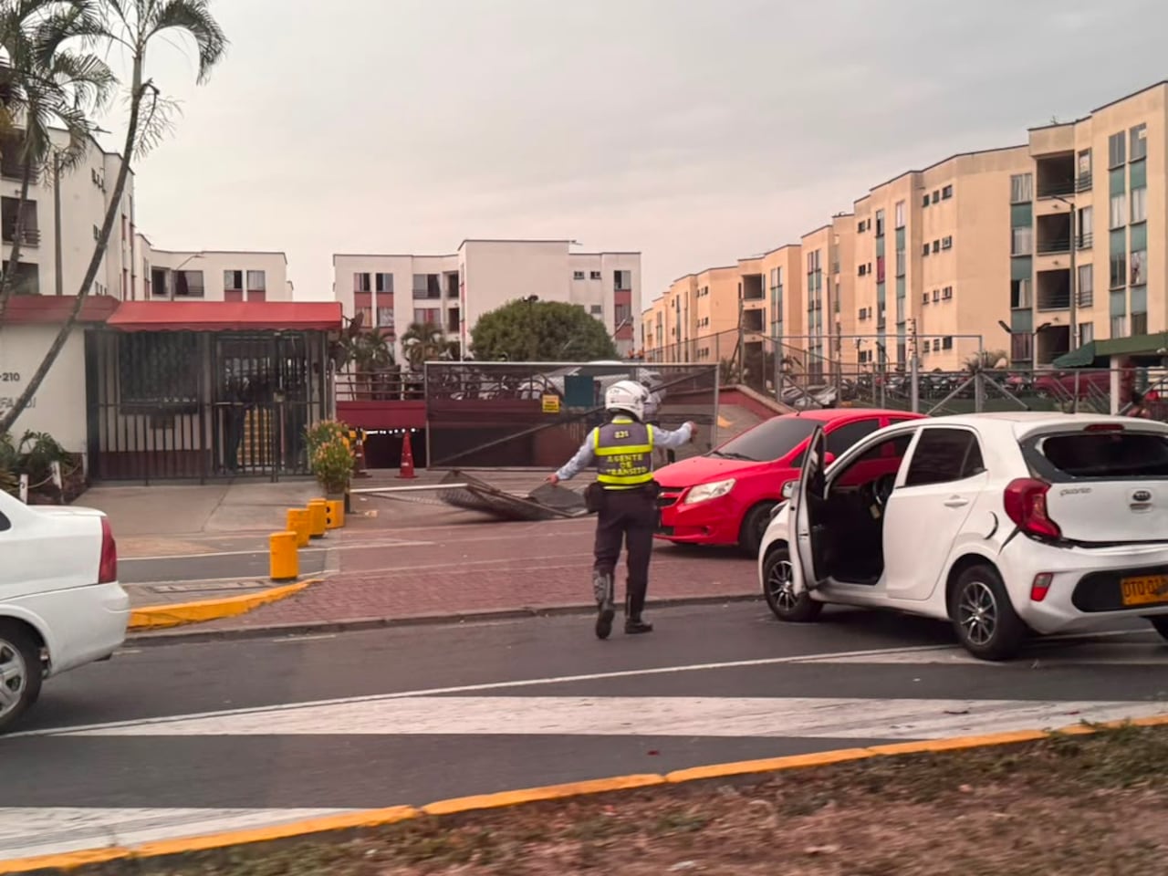 Las autoridades de tránsito hacen presencia en el lugar para poder controlar la situación, tomar las medidas respectivas y restablecer la movilidad lo más pronto posible.