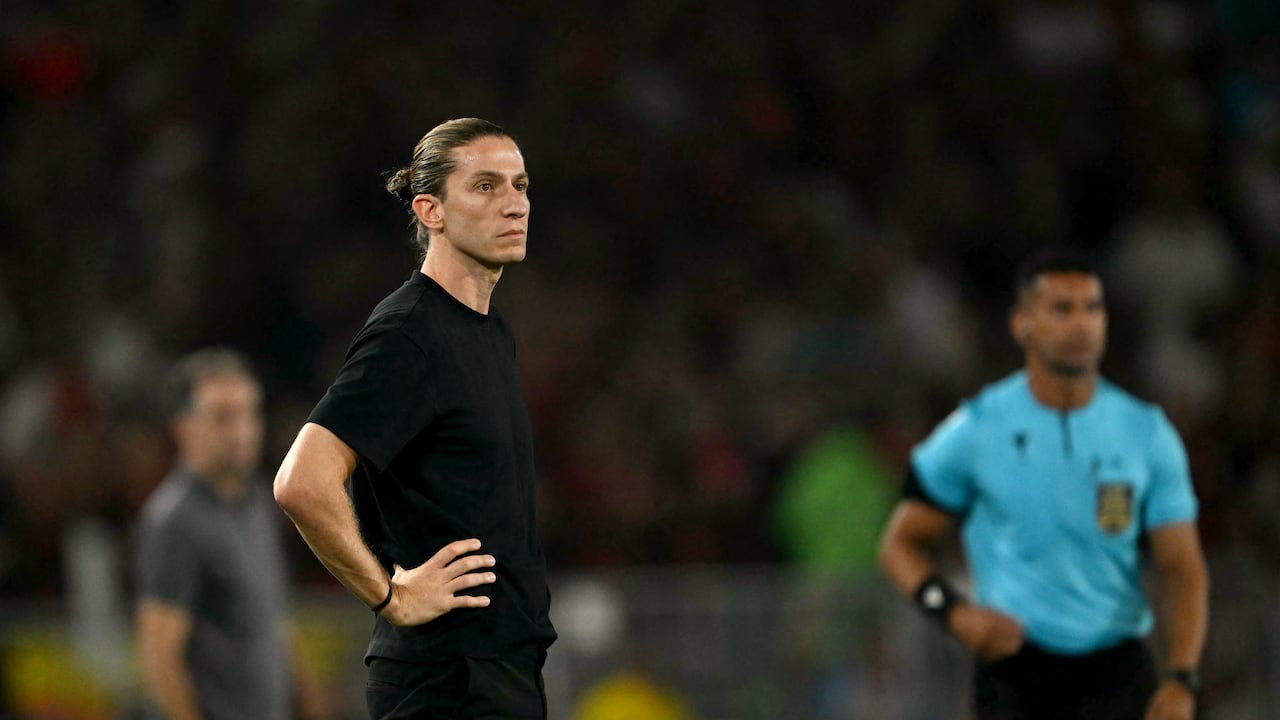 El entrenador del Flamengo, Filipe Luis, hace gestos durante el partido de fútbol Brasileirao Serie A entre Flamengo y Ceará en el estadio Maracaná de Río de Janeiro, Brasil, el 3 de diciembre de 2025. (Foto de Mauro PIMENTEL / AFP)