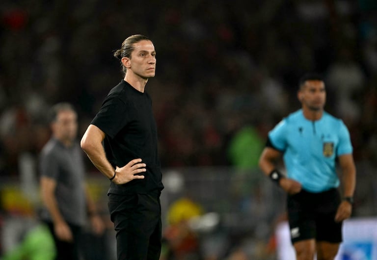El entrenador del Flamengo, Filipe Luis, hace gestos durante el partido de fútbol Brasileirao Serie A entre Flamengo y Ceará en el estadio Maracaná de Río de Janeiro, Brasil, el 3 de diciembre de 2025. (Foto de Mauro PIMENTEL / AFP)