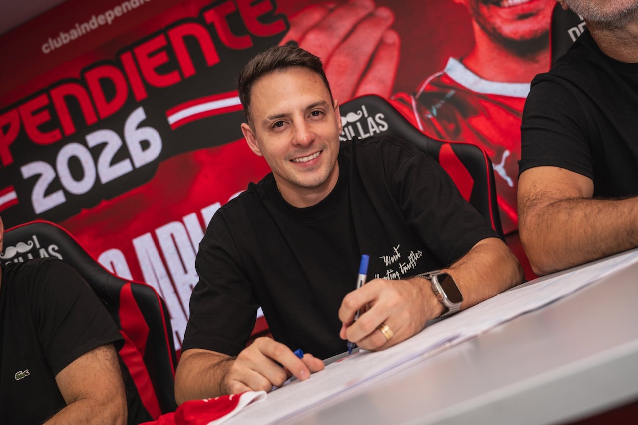 Santiago Arias al momento de firmar su contrato con Independiente de Avellaneda.