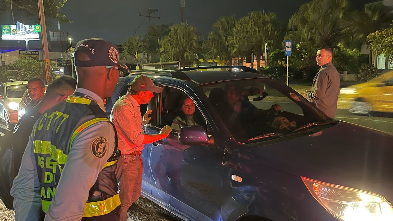 El alcalde Alejandro Eder acompañó los operativos de movilidad en la noche del lunes, luego de las protestas de los motociclistas en horas de la mañana y la tarde.