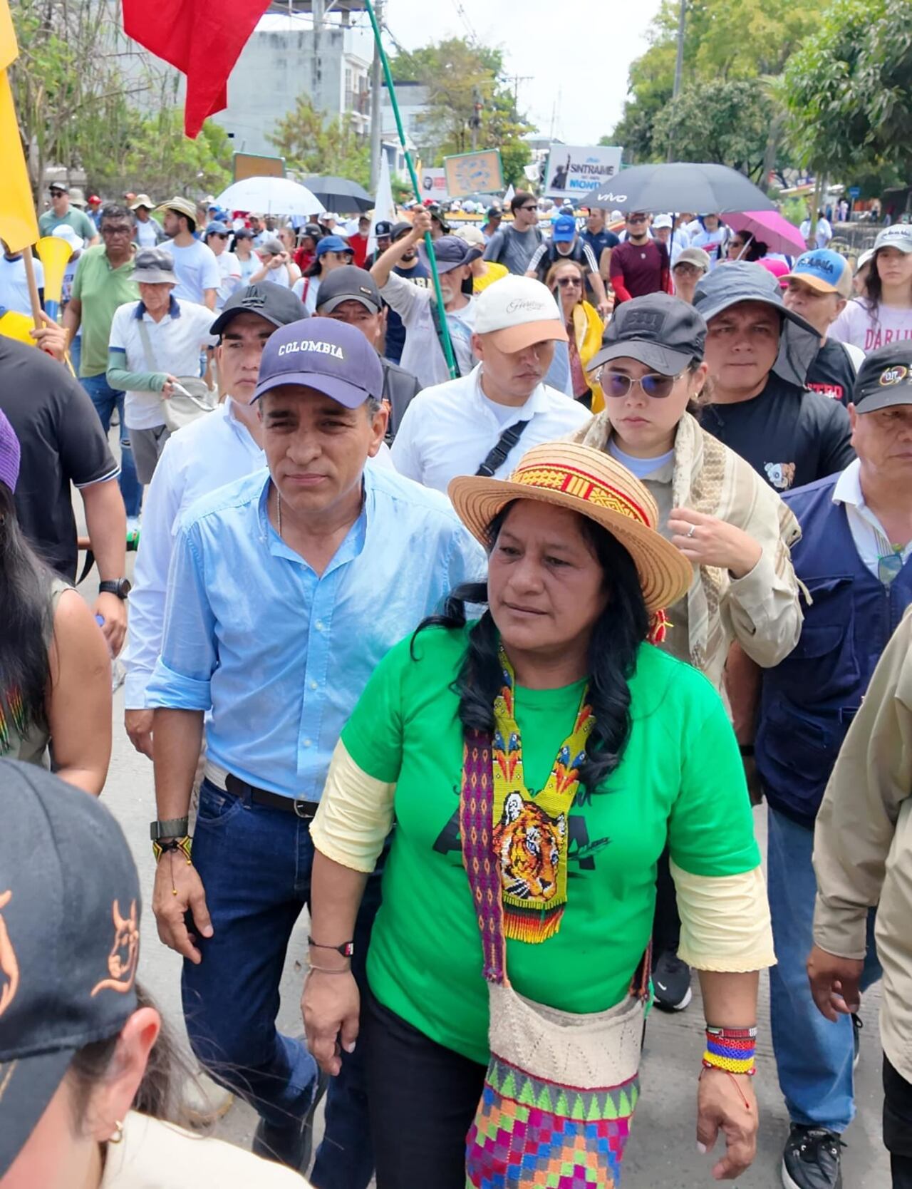 La movilización en Cali reúne a distintos sectores sociales, con presencia de figuras públicas que acompañan el recorrido.