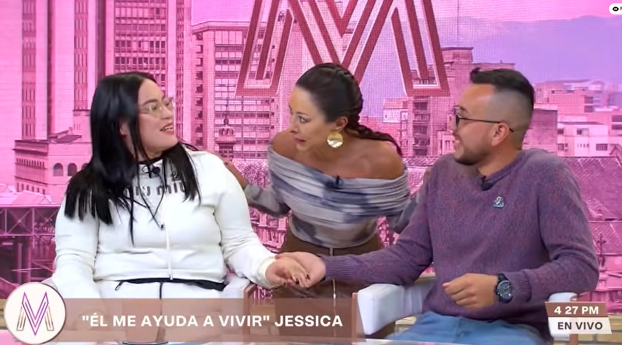 La pareja sorprendió a las presentadoras, con la noticia del compromiso.