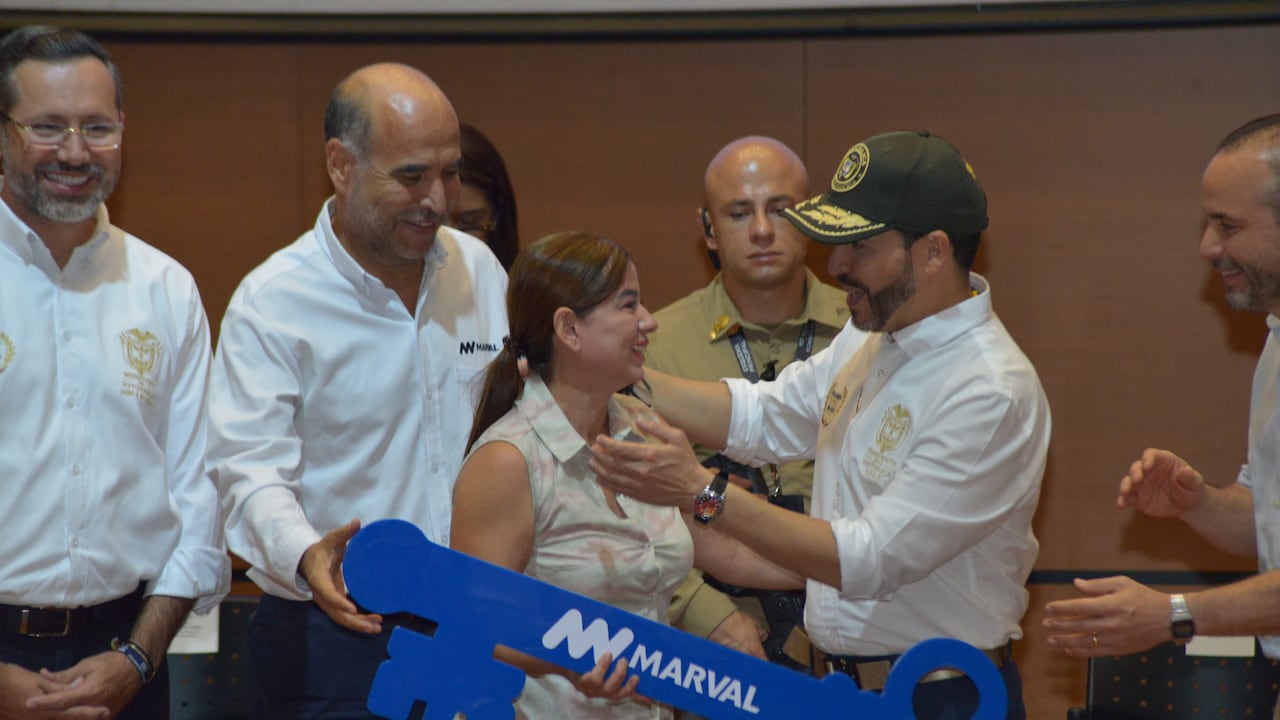 El Presidente Abelardo de la Espriella hizo la entrega de Apartamentos a las personas damnificadas por el terremoto en Cali.