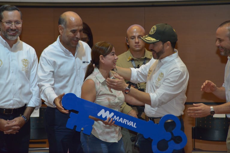 El Presidente Abelardo de la Espriella hizo la entrega de Apartamentos a las personas damnificadas por el terremoto en Cali.