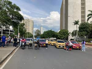 Un grupo de personas con movilidad reducida están bloqueando la avenida segunda norte por el CAM