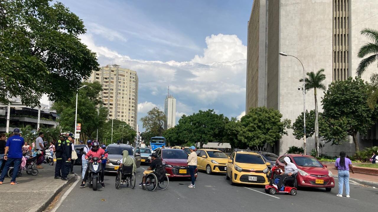 Un grupo de personas con movilidad reducida están bloqueando la avenida segunda norte por el CAM