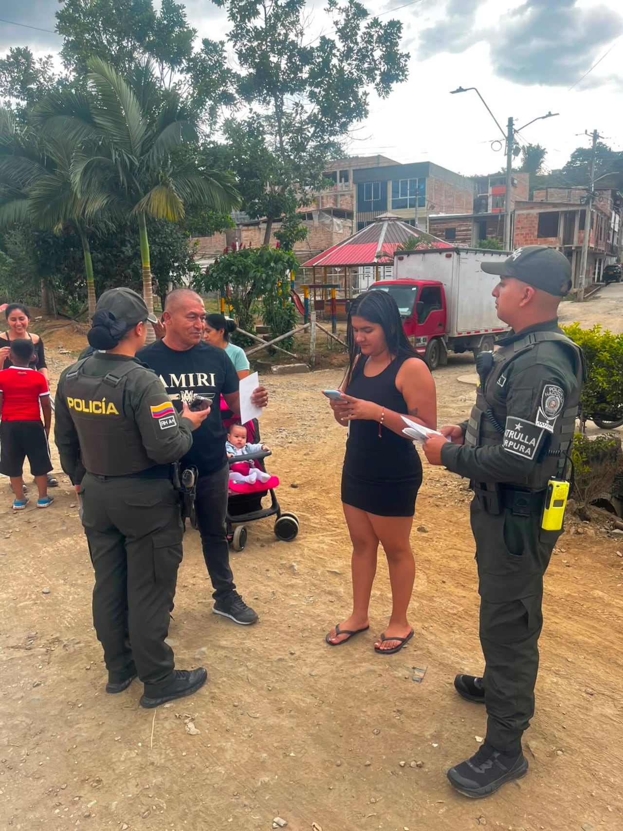 El coronel Henrry Eduardo Ávila López, comandante de la Policía Metropolitana de Popayán, resalta la importancia de llevar estas campañas preventivas directamente a los jóvenes para fortalecer la cultura del respeto.