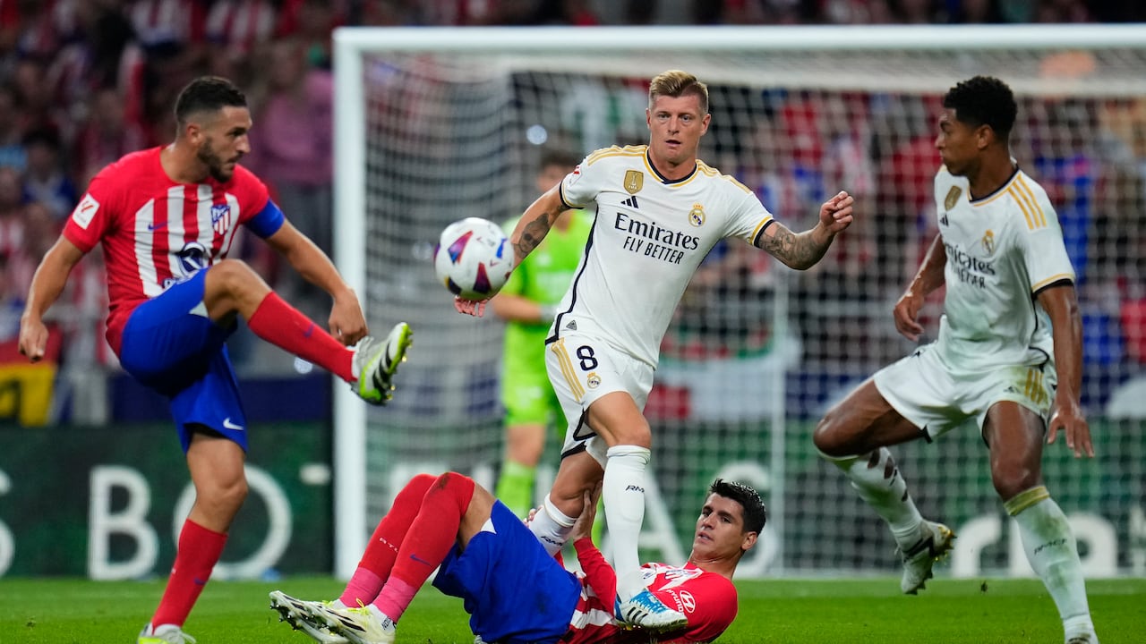 Toni Kroos, segundo a la derecha, del Real Madrid, compite por el balón con Álvaro Morata, abajo, del Atlético de Madrid, y Koke durante el partido de fútbol de la Liga española entre el Atlético de Madrid y el Real Madrid en el estadio Metropolitano de Madrid, el domingo 24 de septiembre de 2023. ( Foto AP/Manu Fernández)