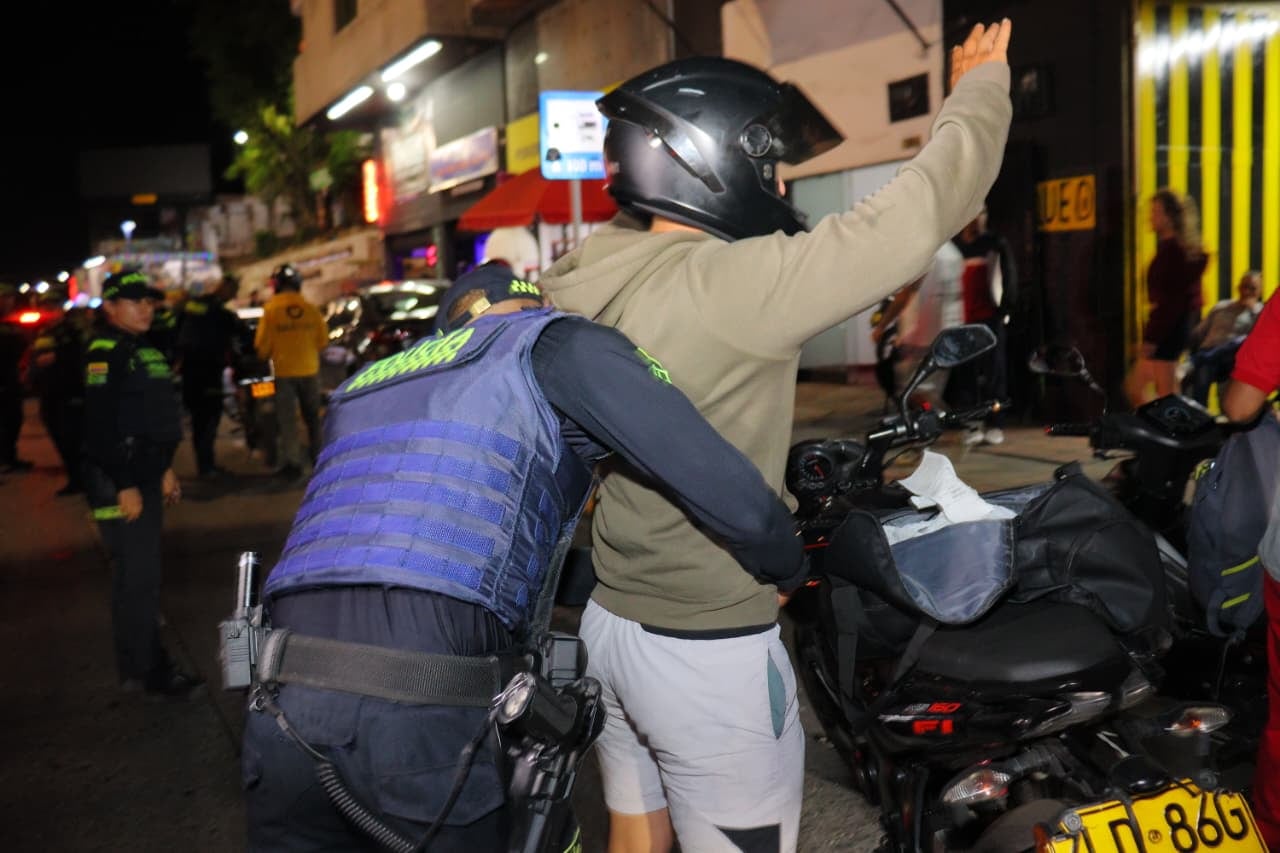 Operativos nocturnos en Cali: alcalde Eder lideró controles de la Fuerza Pública tras atentado en el Batallón Pichincha