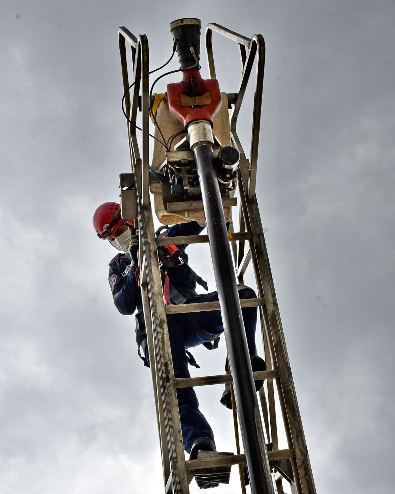 Una de las necesidades del Cuerpo de Bomberos Voluntarios de Cali es la adquisición de una máquina de alturas para cumplir con sus labores.
