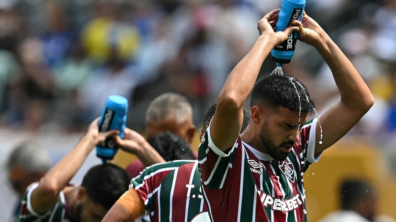 El centrocampista brasileño del Fluminense, Thiago Santos, con el número 29, se refresca la cabeza durante una pausa para enfriarse en el partido de semifinales de la Copa Mundial de Clubes de la FIFA 2025 entre el Fluminense de Brasil y el Chelsea de Inglaterra, disputado en el estadio MetLife de East Rutherford, Nueva Jersey, el 8 de julio de 2025. (Foto de Paul ELLIS / AFP)