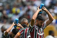 El centrocampista brasileño del Fluminense, Thiago Santos, con el número 29, se refresca la cabeza durante una pausa para enfriarse en el partido de semifinales de la Copa Mundial de Clubes de la FIFA 2025 entre el Fluminense de Brasil y el Chelsea de Inglaterra, disputado en el estadio MetLife de East Rutherford, Nueva Jersey, el 8 de julio de 2025. (Foto de Paul ELLIS / AFP)