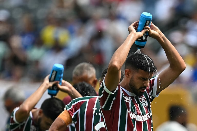El centrocampista brasileño del Fluminense, Thiago Santos, con el número 29, se refresca la cabeza durante una pausa para enfriarse en el partido de semifinales de la Copa Mundial de Clubes de la FIFA 2025 entre el Fluminense de Brasil y el Chelsea de Inglaterra, disputado en el estadio MetLife de East Rutherford, Nueva Jersey, el 8 de julio de 2025. (Foto de Paul ELLIS / AFP)