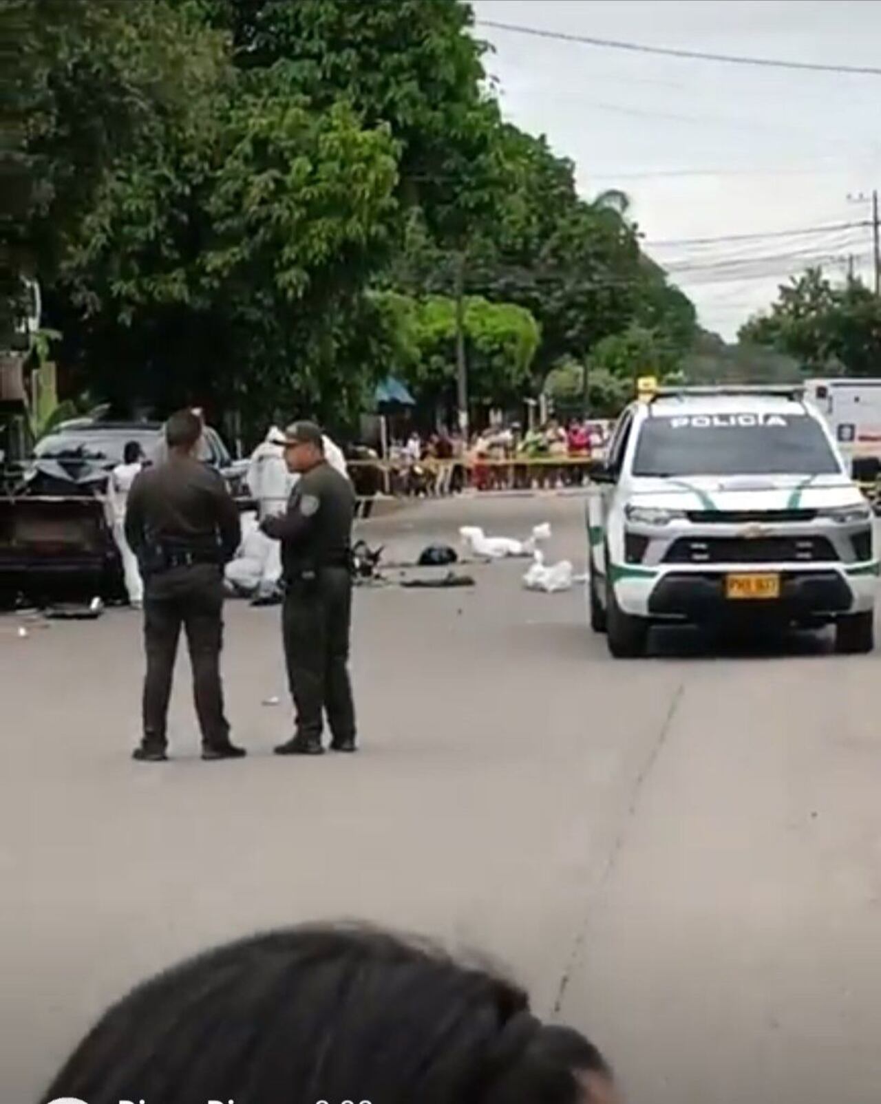 En el lugar de los hechos murieron tres personas. Otras más resultaron heridas y fueron trasladadas de urgencia al Hospital Departamental de Granada. Inicialmente, se habló de dos fallecidos más en el centro asistencial, pero las autoridades confirmaron que aún permanecen con vida.