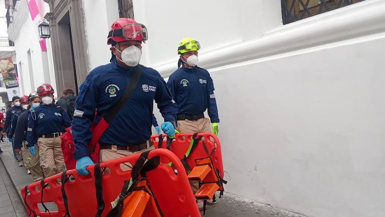 Durante la jornada se desarrolló un ejercicio de control de un incendio simulado con un cilindro de gas, como parte de las pruebas para evaluar la capacidad de respuesta de los brigadistas.