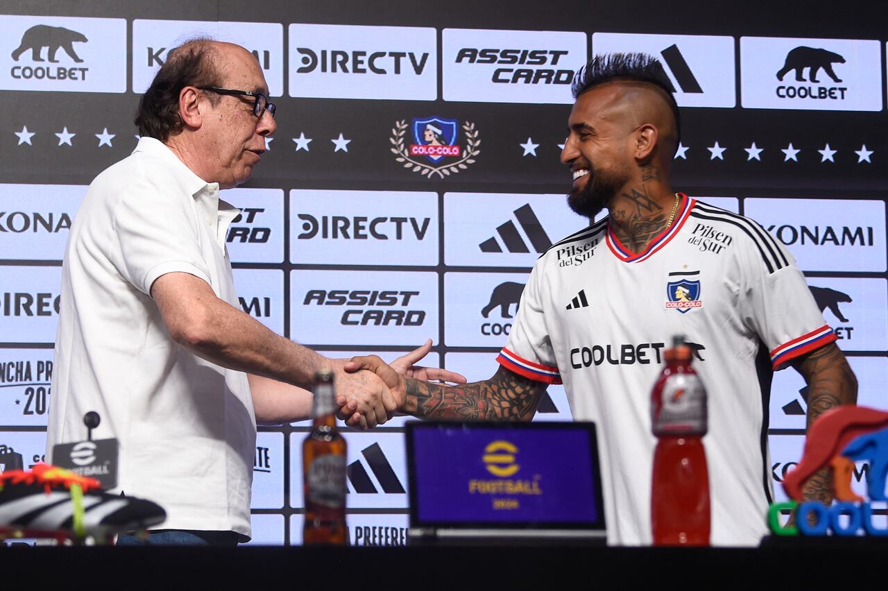El futbolista chileno, Arturo Vidal, fue presentado ante la prensa como nuevo jugador de Colo Colo.
