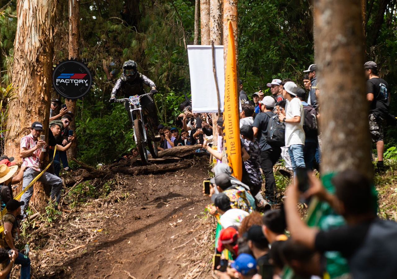 El downhill consiste en descender lo más rápido posible en una pista natural, que tiene obstáculos, que bien pueden ser naturales o artificiales.