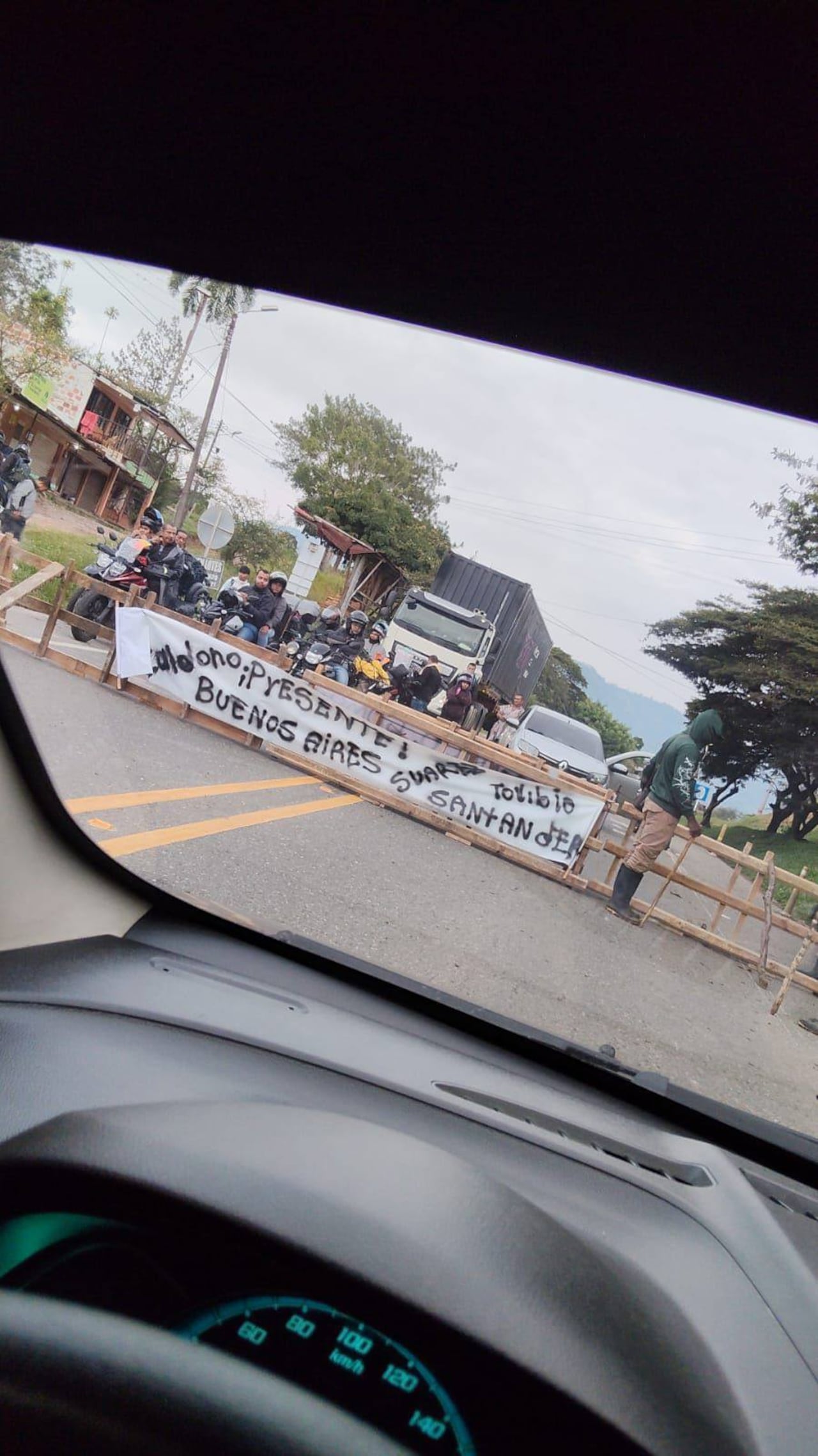 Paso vehicular en la vía Panamericana se mantiene condicionado mientras avanzan negociaciones en el Cauca.