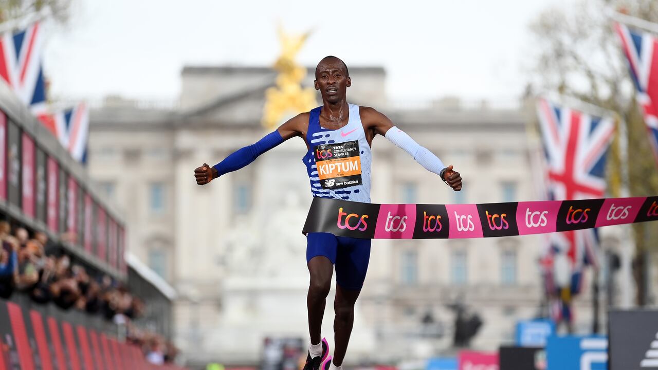 Kelvin Kiptum de Kenia cruza la línea de meta para ganar el Maratón Élite Masculino durante el Maratón TCS de Londres 2023 el 23 de abril de 2023 en Londres, Inglaterra.