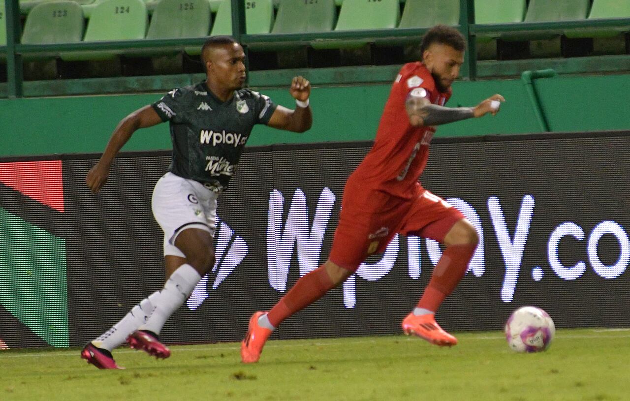 En el estadio Palmaseca se juega el partido de vuelta entre Deportivo Cali vs América . Copa Colombia