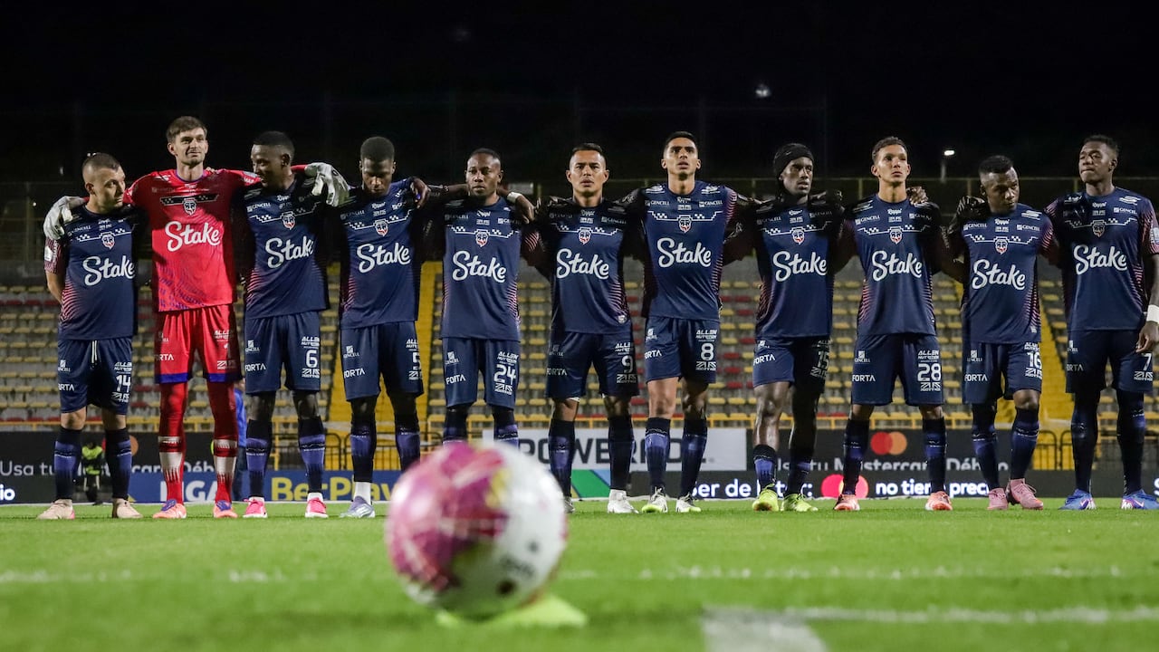 Equipo profesional de Fortaleza CEIF en un partido de la Liga Colombiana.