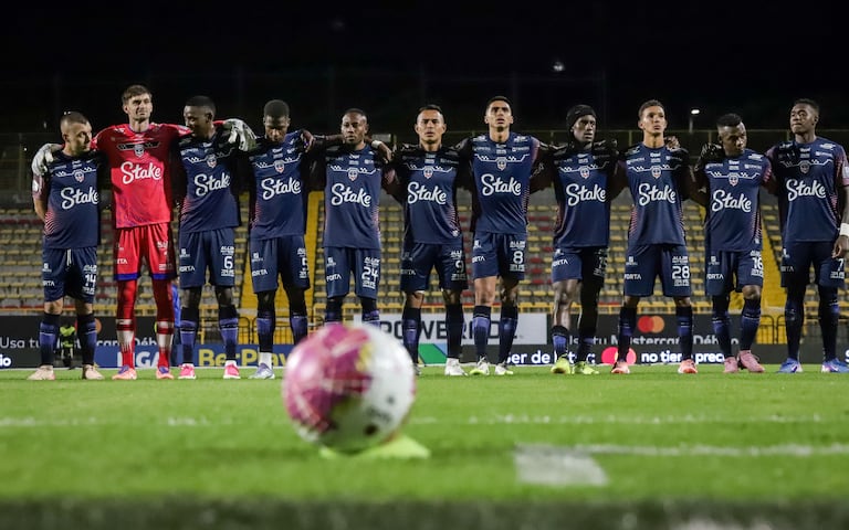 Equipo profesional de Fortaleza CEIF en un partido de la Liga Colombiana.