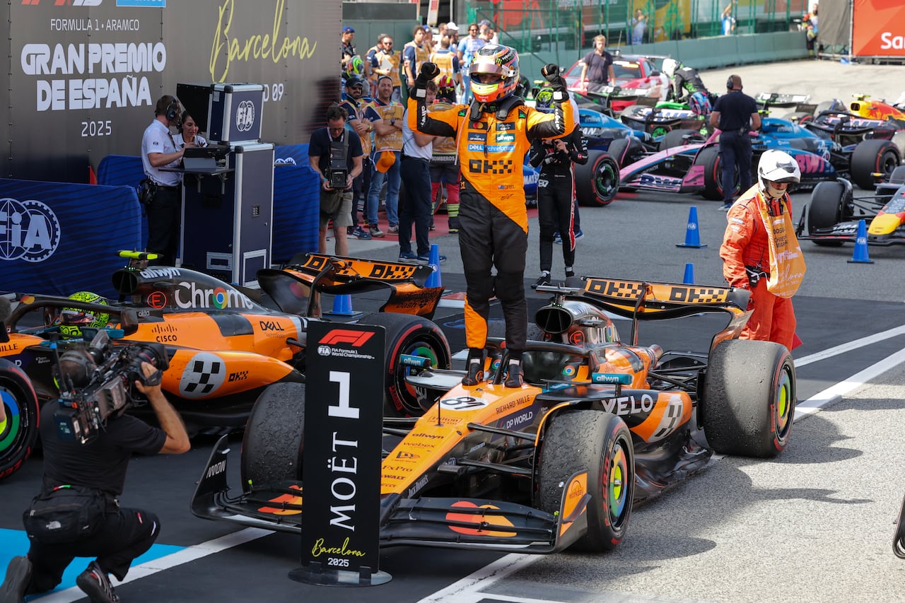 El piloto australiano de McLaren, Oscar Piastri, celebra su victoria en el Gran Premio de España de Fórmula Uno en el Circuit de Catalunya de Montmeló.