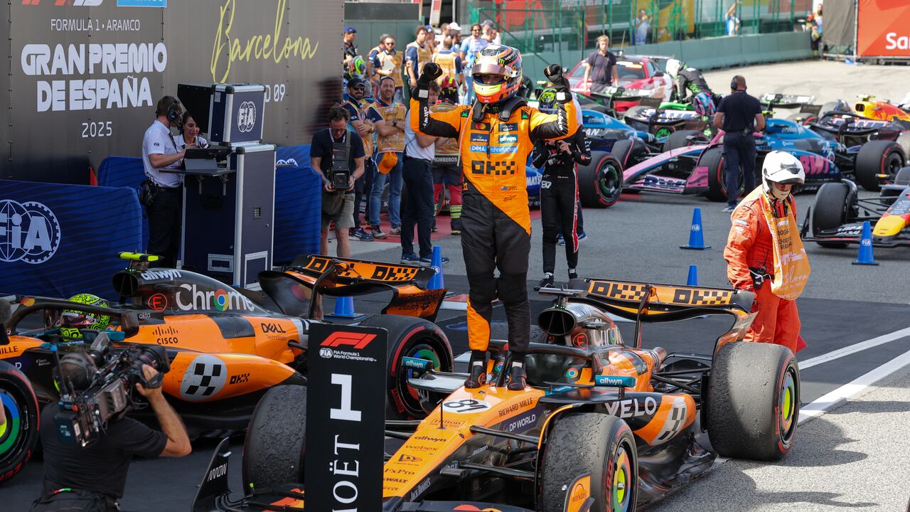 El piloto australiano de McLaren, Oscar Piastri, celebra su victoria en el Gran Premio de España de Fórmula Uno en el Circuit de Catalunya de Montmeló.