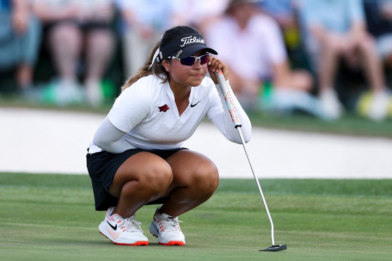 María José Marín, de Colombia, observa un putt en el green del hoyo 18 durante la tercera ronda del Augusta National Women's Amateur en el Augusta National Golf Club el 4 de abril de 2026 en Augusta, Georgia.