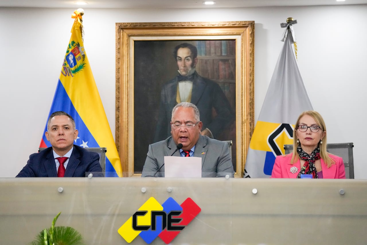 El presidente del Consejo Nacional Electoral, Elvis Hidrobo Amoroso, en el centro, habla con la prensa en la sede del CNE en Caracas, Venezuela, el martes 5 de marzo de 2024.