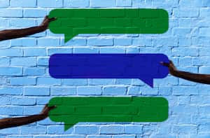 Experimente con las letras en WhatsApp, con un toque de color azul a sus conversaciones.