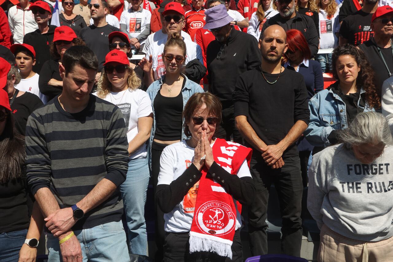 La madre y la hermana del difunto rehén israelí Tsachi Idan esperan el inicio de un partido del club Hapoel Tel Aviv como parte de una ceremonia conmemorativa pública en honor de Idan, que era partidario de Hapoel, en el estadio Bloomfield de Tel Aviv.