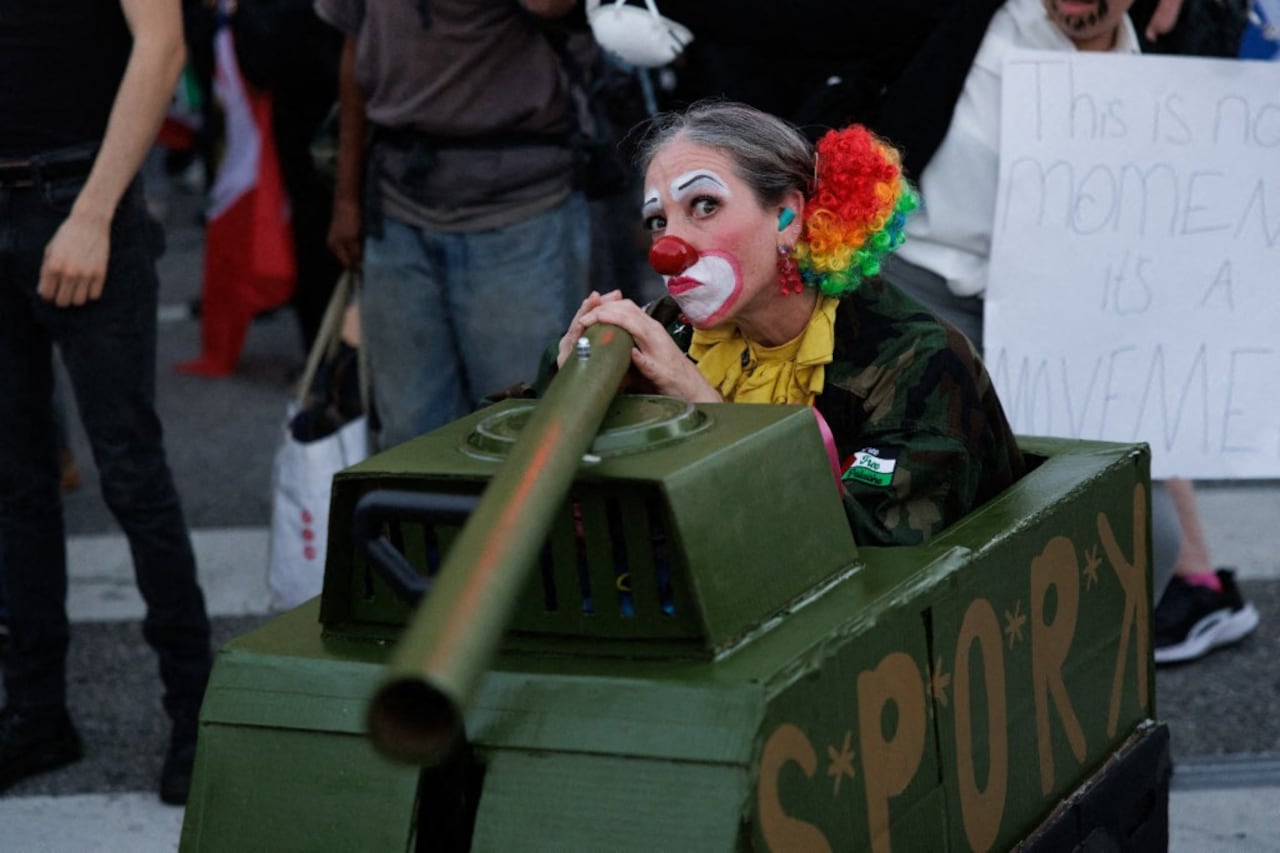 Videos, atuendos, mensajes y memes virales circulan por redes sociales como parte de las bromas del 28 de diciembre.