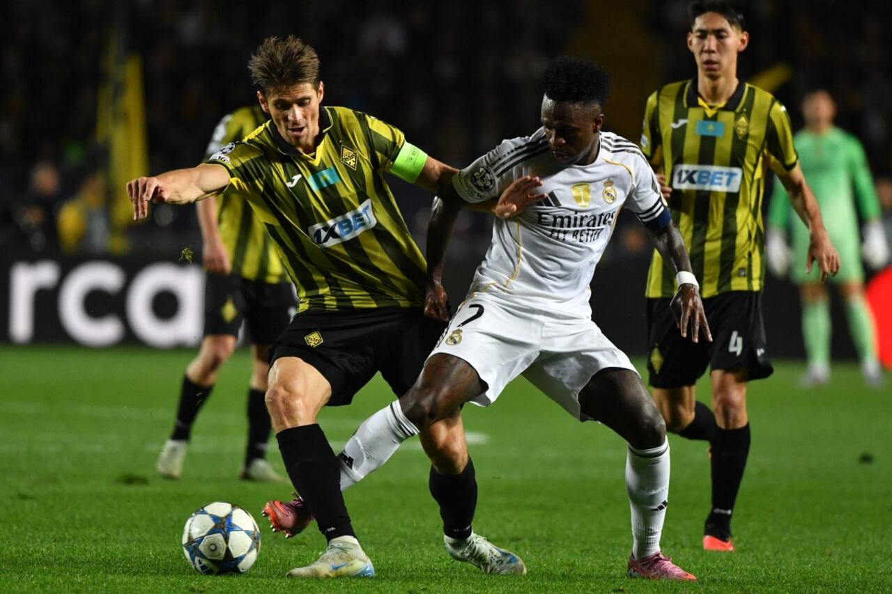 El delantero brasileño #07 del Real Madrid Vinicius Junior (D) y el defensa bielorruso #14 del Kairat Almaty Aleksandr Martynovich (I) luchan por el balón durante la UEFA Champions League.