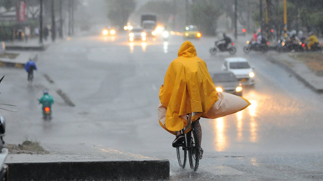Cali: Un fuerte aguacero caído en la tarde de hoy en la ciudad género gran congestión vehicular en ciertos sectores. La lluvia se presentó más fuerte en el centro de Cali. Foto José L Guzmán. El País. Julio 7-23