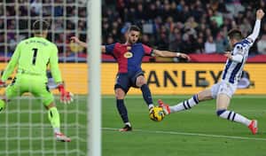 El delantero español del Barcelona #07 Ferran Torres (C) tiene un esfuerzo en gol a pesar de ser desafiado por el mediocampista español de la Real Sociedad #05 Igor Zubeldia (R) durante el partido de fútbol de la liga española entre el FC Barcelona y la Real Sociedad en el Estadi Olimpic Lluis Companys de Barcelona el 2 de marzo de 2025. (Foto de LLUIS GENE / AFP)