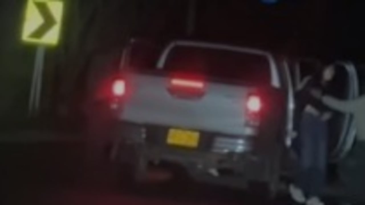 Un conductor que transitaba por el corredor vial grabó el momento en que los hombres armados rodeaban la camioneta y retenían a sus ocupantes.