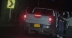 Un conductor que transitaba por el corredor vial grabó el momento en que los hombres armados rodeaban la camioneta y retenían a sus ocupantes.